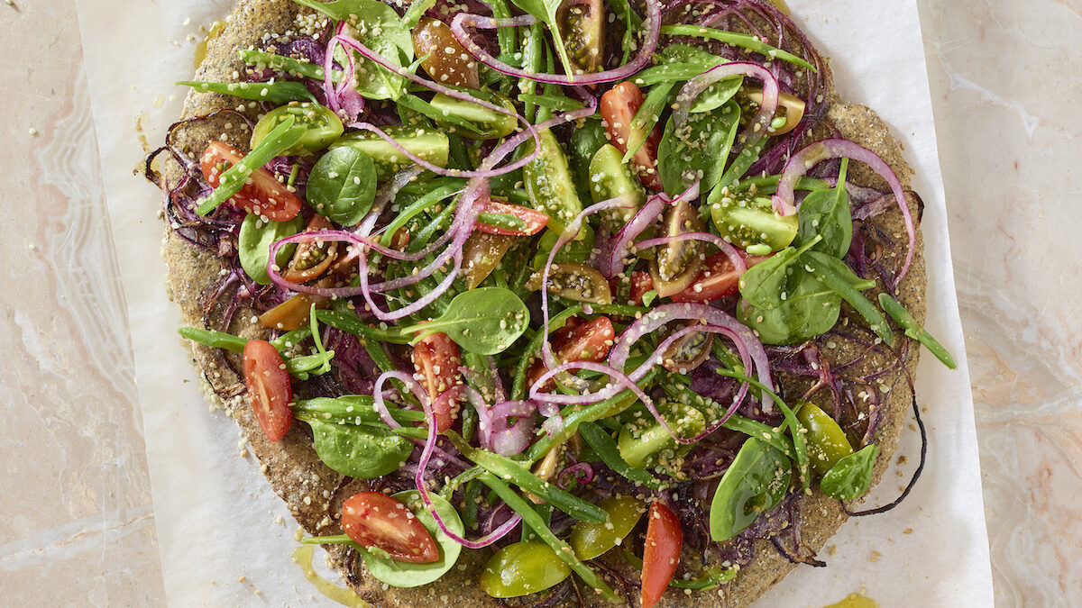 Pizza di canapa con cipolle rosse