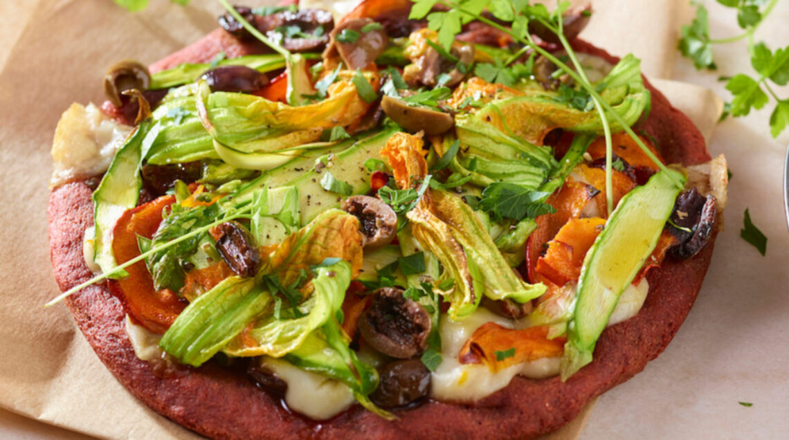 Pizza alla barbabietola con fiori di zucca e asparagi
