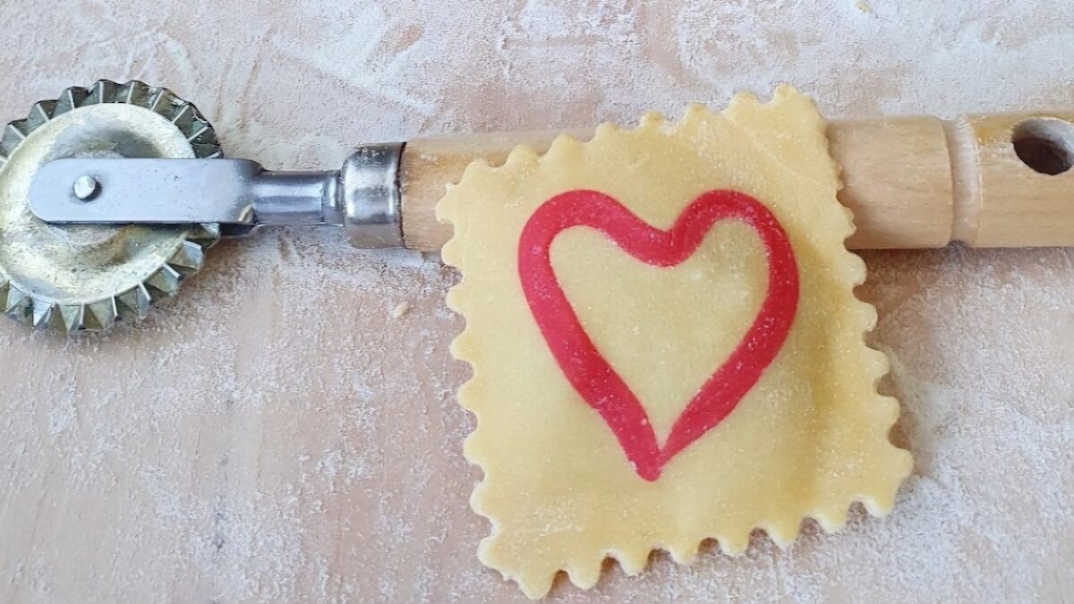Ravioli con cuore con zucca e salsiccia