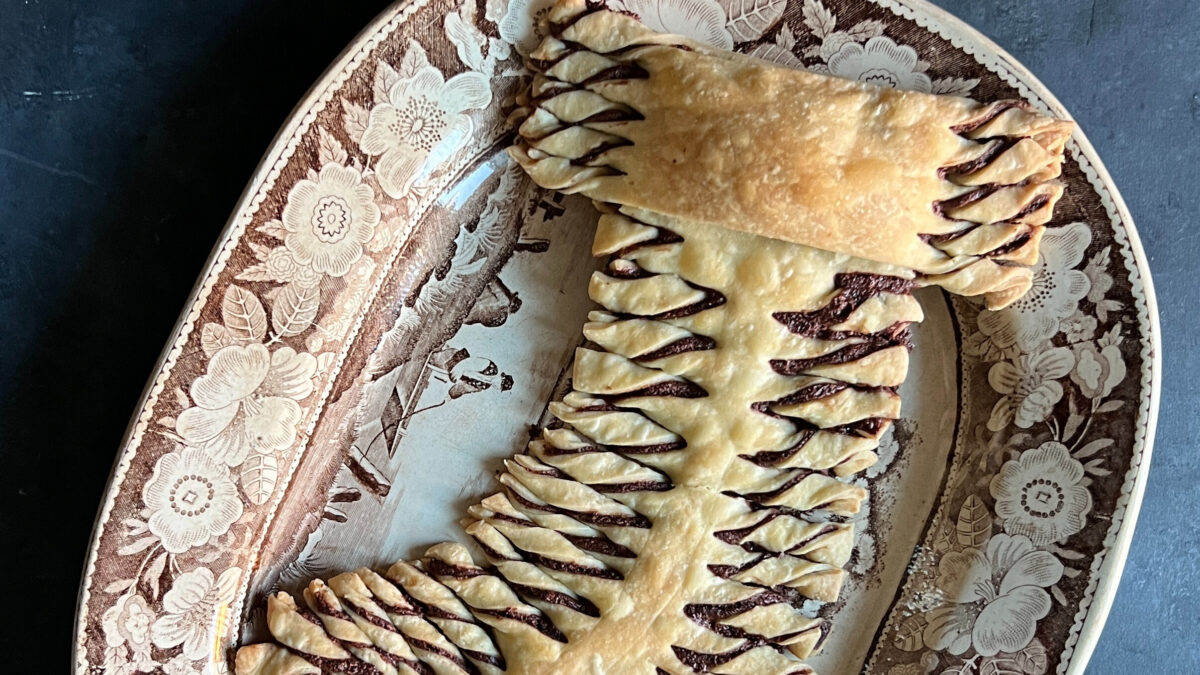 Calza della Befana con brisée e crema di nocciole