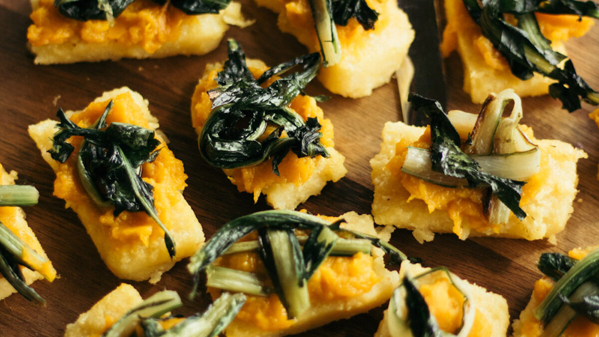 Quadretti di polenta con crema di zucca e cicoria saltata