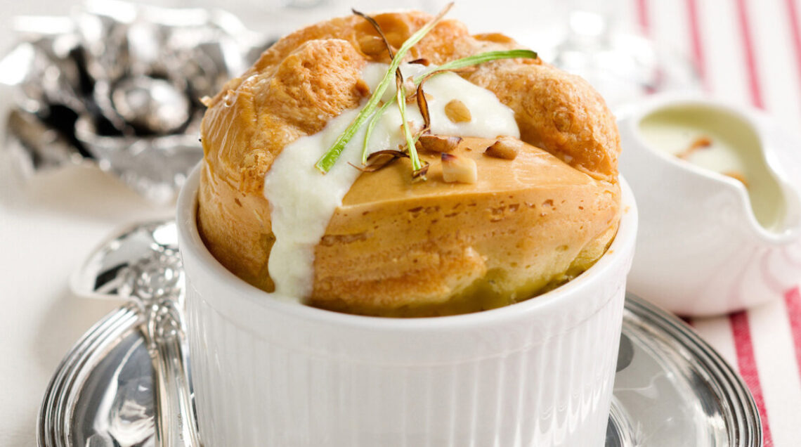 Soufflé di gorgonzola con salsa di porri