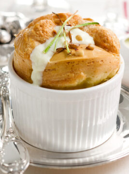 Soufflé di gorgonzola con salsa di porri