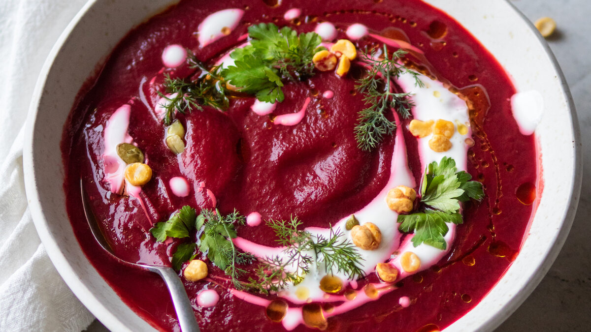 Zuppa di barbabietola con ceci tostati