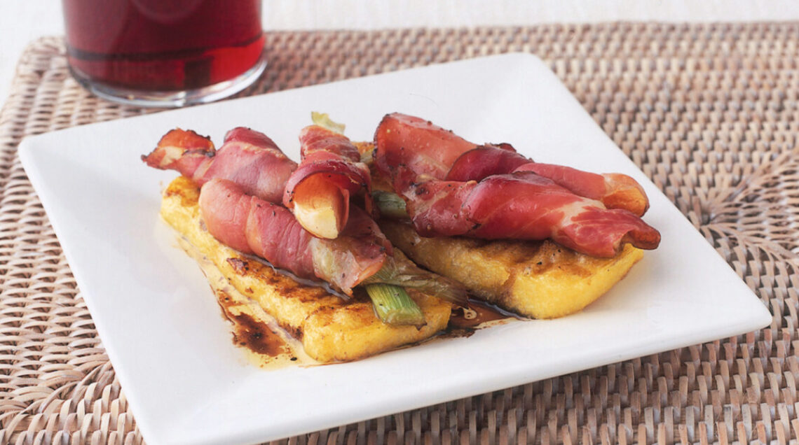 Bruschette di polenta con cipollotti, speck e aceto balsamico