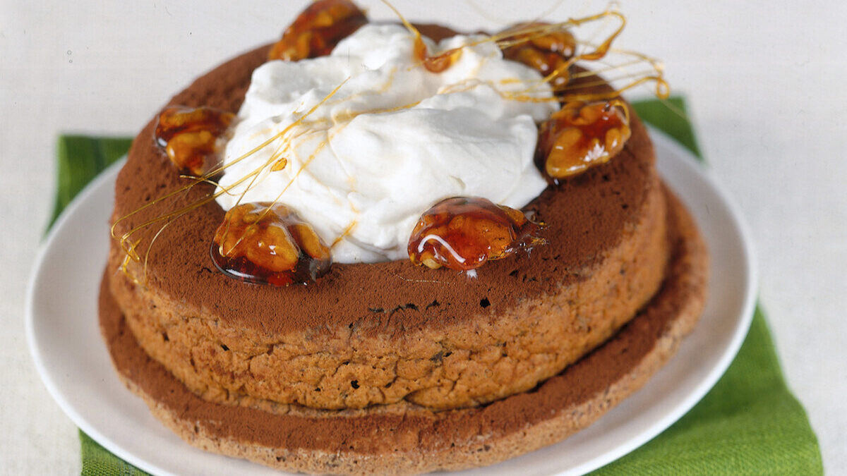Ciambella al cioccolato con panna montata
