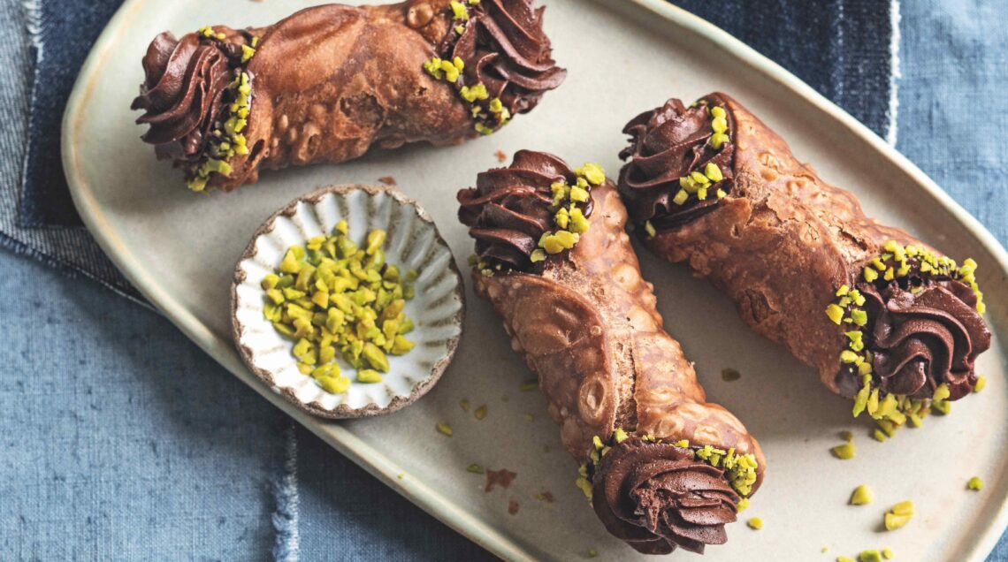 Cannoli al cacao con ganache spumosa e pistacchi