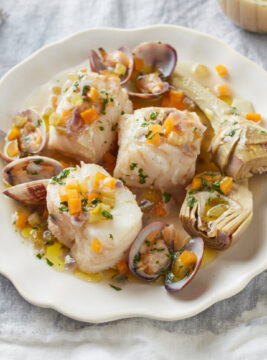 Merluzzo poché con vongole veraci e carciofi