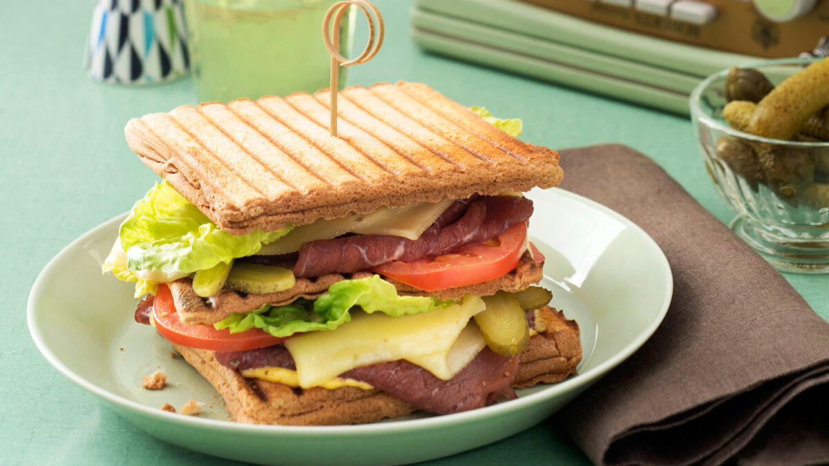 Toast gigante all’americana con manzo affumicato