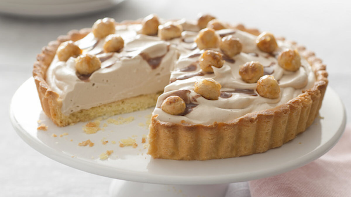 Crostata con gelato alla nocciola e praline