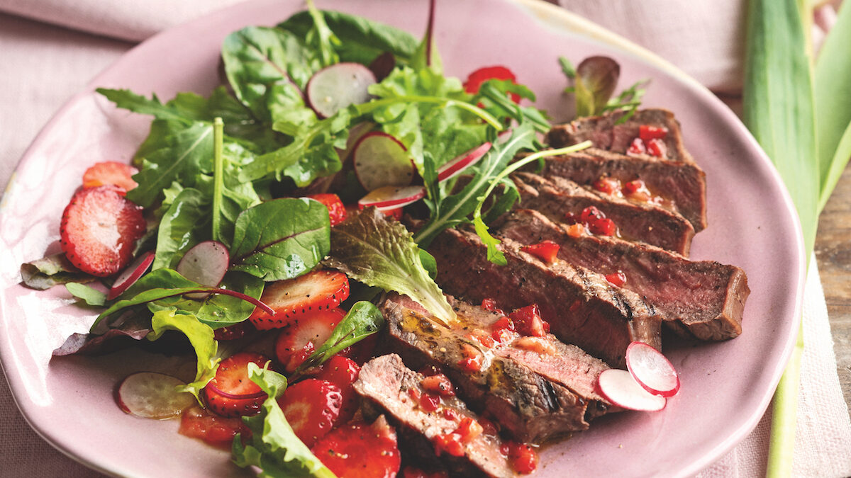 Filetto di manzo con misticanza e vinaigrette alle fragole