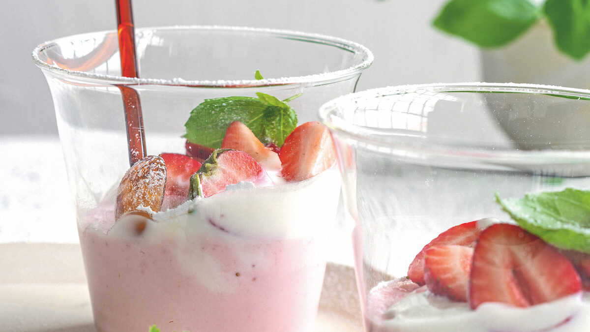Budino di fragole con yogurt alla vaniglia