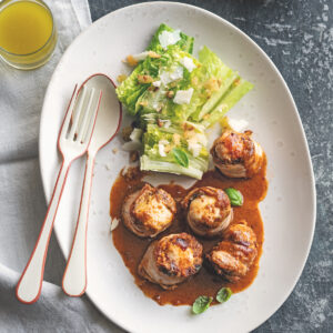 Involtini di coniglio con pomodori secchi e briciole croccanti