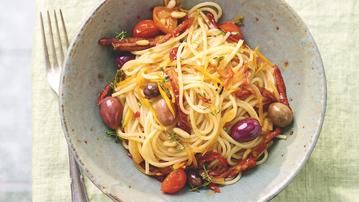 Spaghetti con caponatina di olive e pomodori