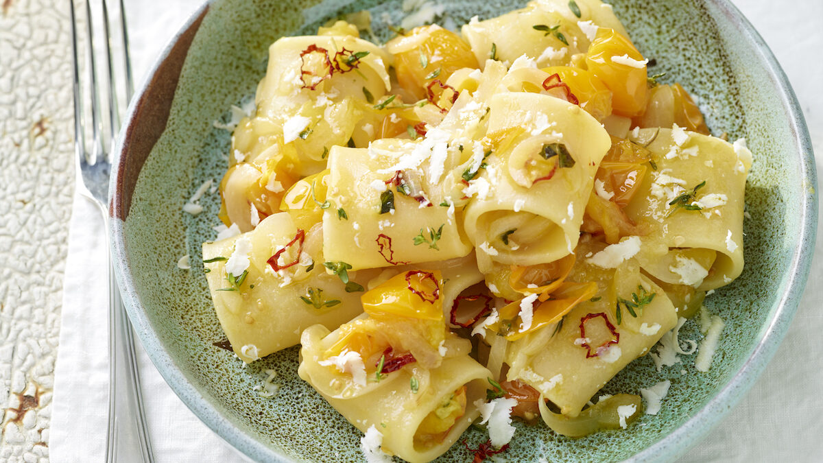 Paccheri con ragù di datterini gialli e cipolle novelle