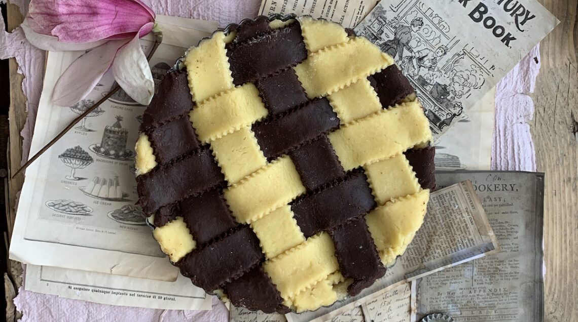 Crostata bicolore con composta di fragole