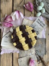 Crostata bicolore con composta di fragole