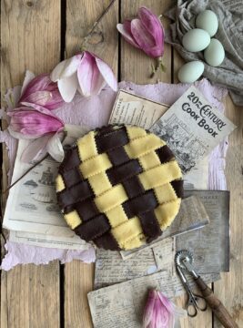 Crostata bicolore con composta di fragole
