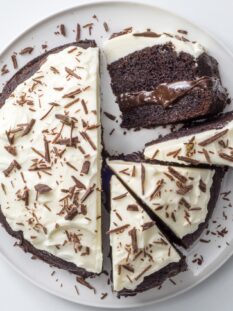 Torta Guinness al cacao e noci con glassa al whiskey