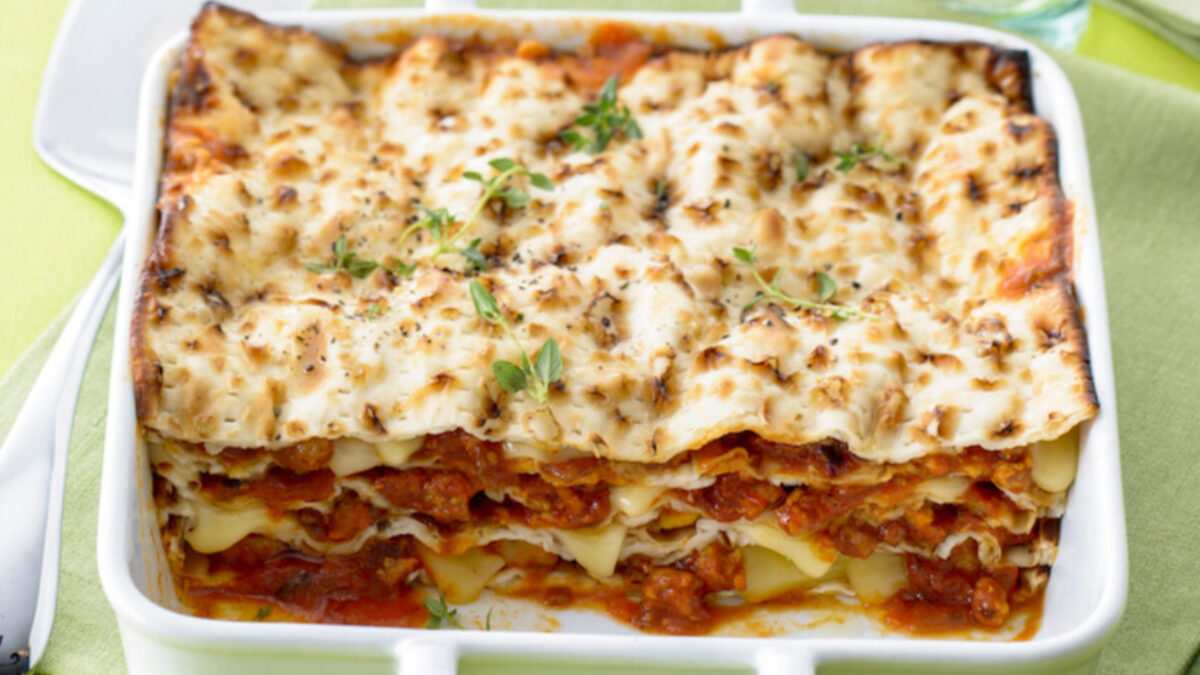 Lasagne di pane azzimo con sugo di salsiccia
