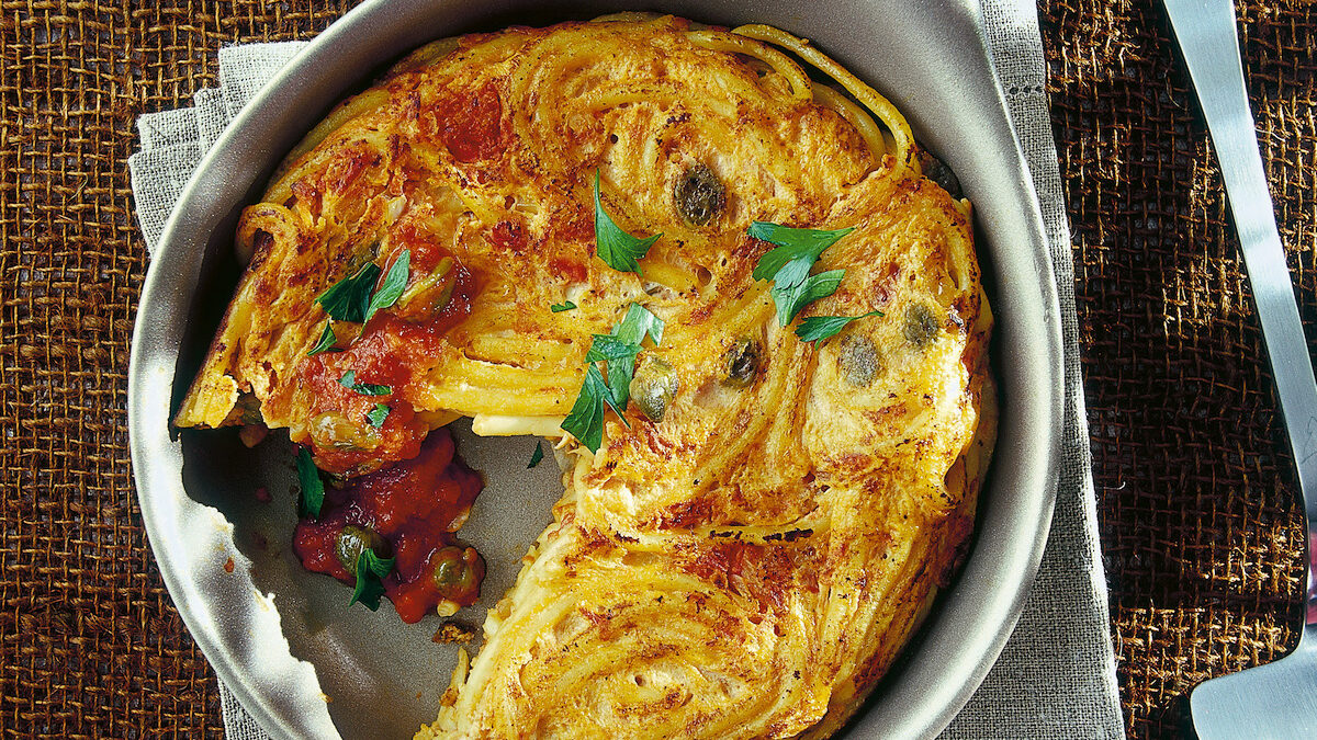 Frittata di pasta saporita, con capperi, olive e acciughe