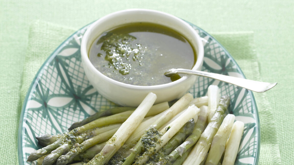 Asparagi al pesto di capperi e mandorle