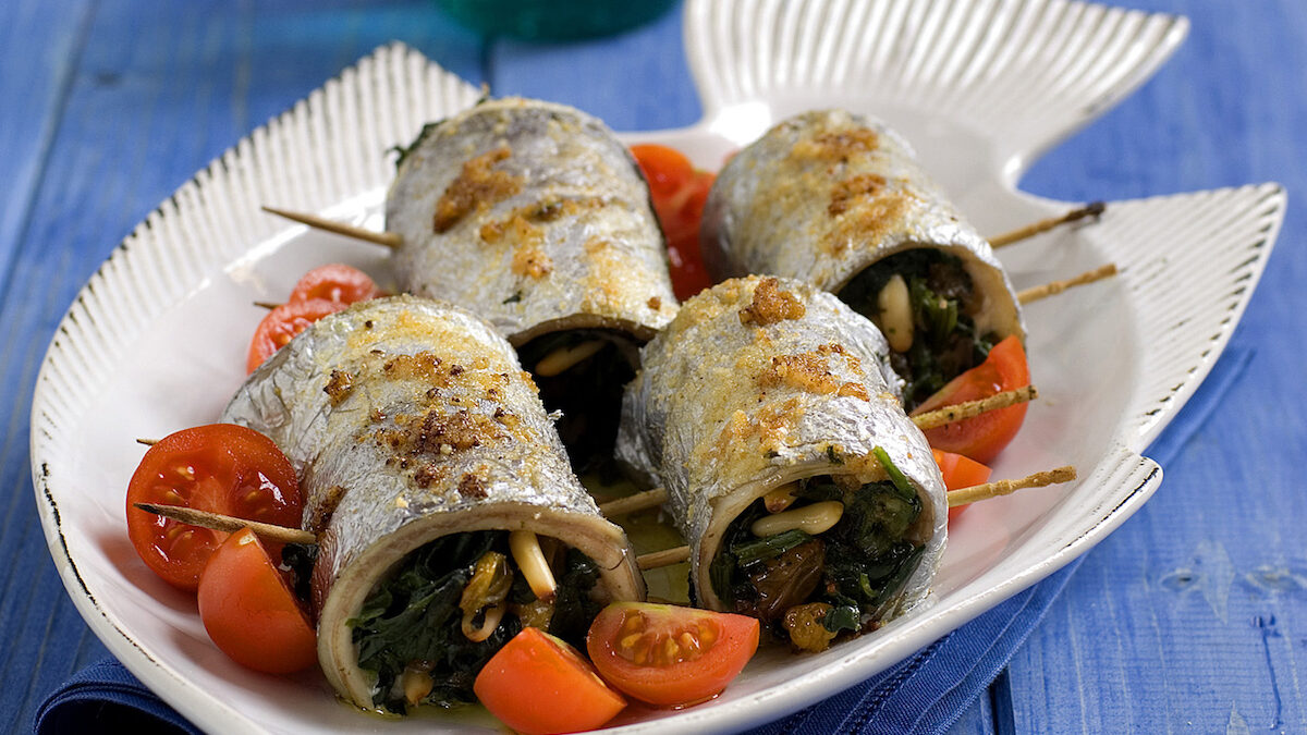 Involtini di pesce sciabola con spinaci e pinoli