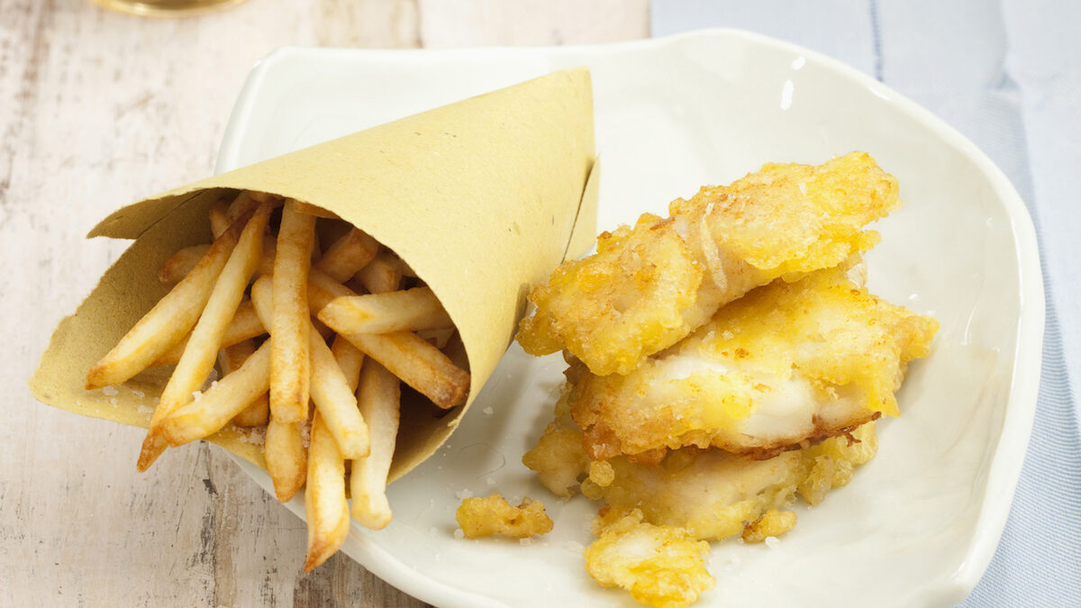 Pesce fritto con patatine: fish & chips: