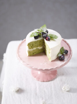 Cake alle ortiche con crema di ricotta e more sciroppate