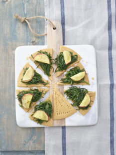 Galletta al pecorino e pepe con agretti e mele