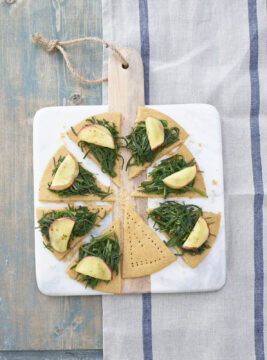 Galletta al pecorino e pepe con agretti e mele