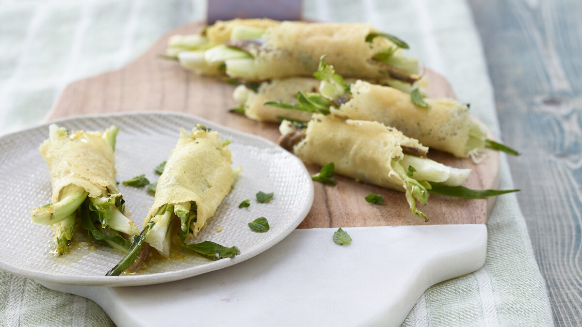 Cannoli di Parmigiano con puntarelle e acciughe alle erbe