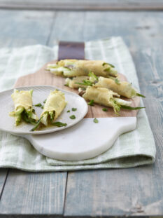 Cannoli di parmigiano con puntarelle e acciughe alle erbe