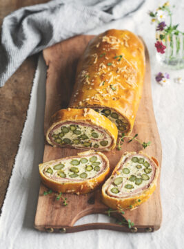 Strudel con asparagi, ricotta e prosciutto