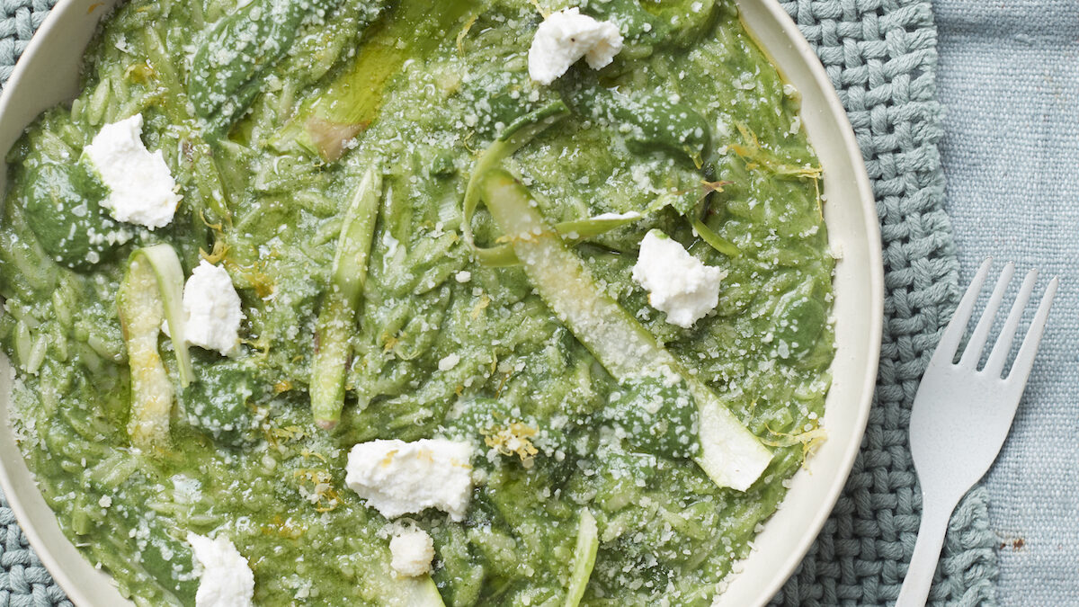 Risoni con crema di spinaci asparagi e bietole con mantecatura di parmigiano