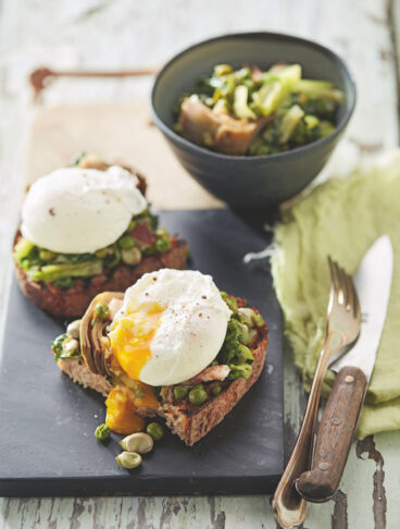 Bruschette con vignarola e uovo in camicia