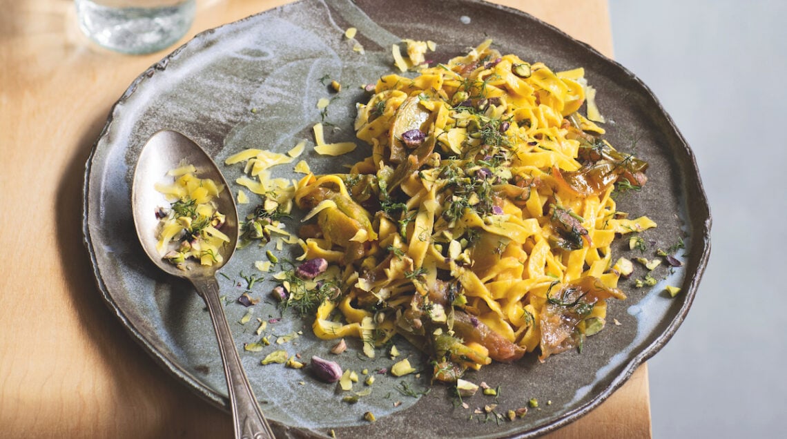 Tagliolini allo zafferano con pesto di pistacchi