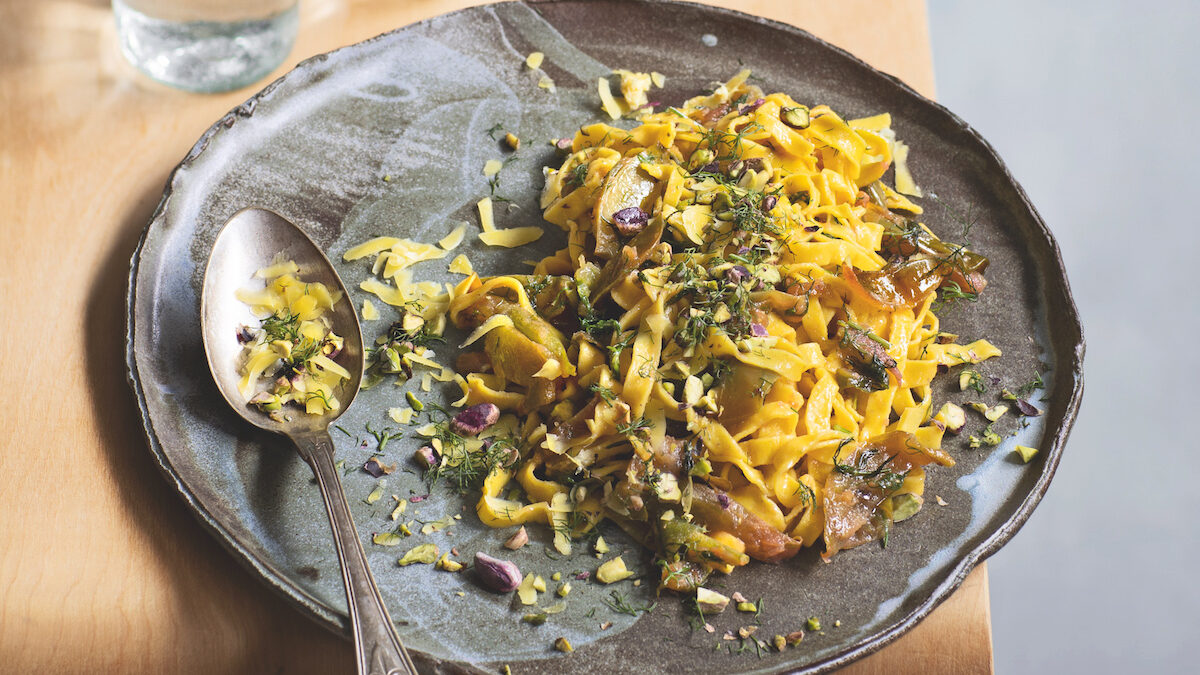 Tagliolini allo zafferano con pesto di pistacchi