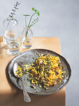 Tagliolini allo zafferano con pesto di pistacchi