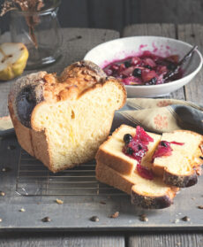 Brioche a lievitazione ritardata con composta di pere e mirtilli