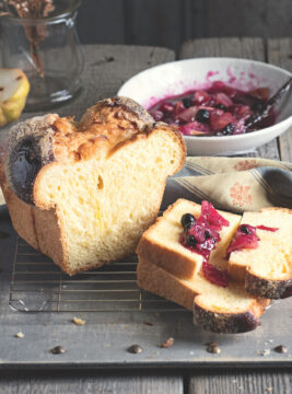 Brioche a lievitazione ritardata con composta di pere e mirtilli