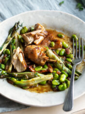 Coniglio in tegame con puntarelle e fave alla maggiorana