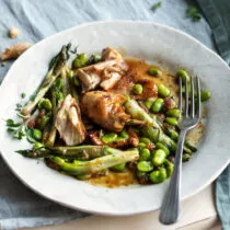 Coniglio in tegame con puntarelle e fave alla maggiorana