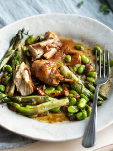 Coniglio in tegame con puntarelle e fave alla maggiorana