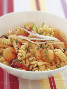 Insalata di pasta con cipollotti e speck
