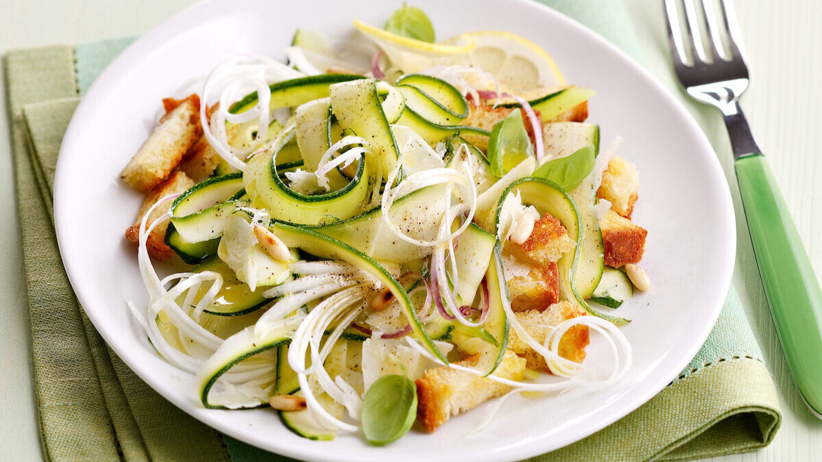 Insalata di zucchine crude e cipollotti