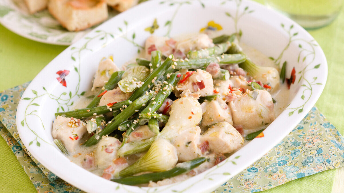 Pollo con fagiolini e cipollotti