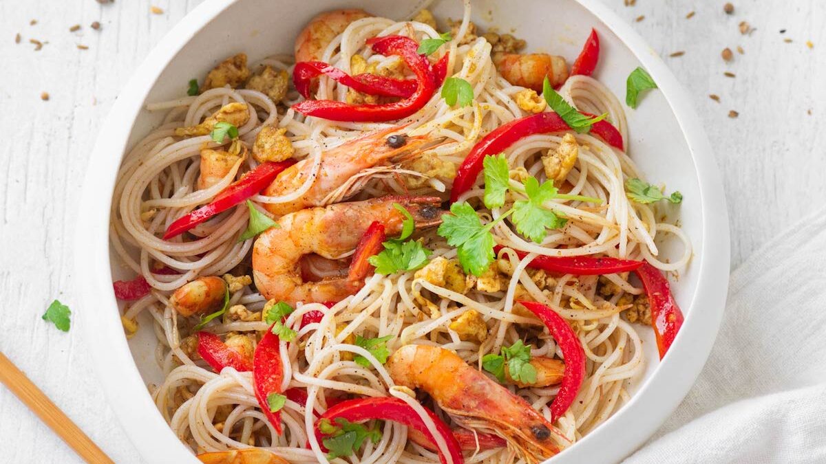 Singapore noodles con gamberi e peperoni
