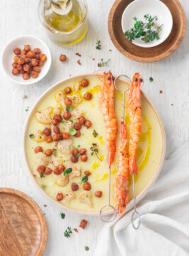 Vellutata di cavolfiori con ceci croccanti e gamberi alla paprica