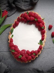 Crostata con lamponi, cioccolato e yogurt